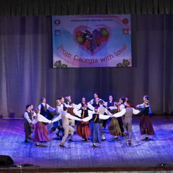 Gruzijas impresijas - Borjomi ik uz stūra, sirdssilti cilvēki, gardi ēdieni un elpu aizraujoši dabas skati - tāda bija mūsu Gruzija. Mīļa, mazliet neizprotama, bet viennozīmīgi neaizmirstama! TDA Līgo jūnija beigās devās piedzīvojumā, no kura mājās atveda 1. vietu Vispasaules tautu deju olimpiādē "New life 2017", aiz sevis atstājot vairāk nekā 1 200 dalībniekus no 10 Pasaules valstīm! Foto: Artūrs Vanags