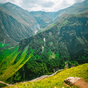 Gruzijas impresijas - Borjomi ik uz stūra, sirdssilti cilvēki, gardi ēdieni un elpu aizraujoši dabas skati - tāda bija mūsu Gruzija. Mīļa, mazliet neizprotama, bet viennozīmīgi neaizmirstama! TDA Līgo jūnija beigās devās piedzīvojumā, no kura mājās atveda 1. vietu Vispasaules tautu deju olimpiādē "New life 2017", aiz sevis atstājot vairāk nekā 1 200 dalībniekus no 10 Pasaules valstīm! Foto: Artūrs Vanags