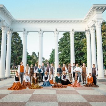 Gruzijas impresijas - Borjomi ik uz stūra, sirdssilti cilvēki, gardi ēdieni un elpu aizraujoši dabas skati - tāda bija mūsu Gruzija. Mīļa, mazliet neizprotama, bet viennozīmīgi neaizmirstama! TDA Līgo jūnija beigās devās piedzīvojumā, no kura mājās atveda 1. vietu Vispasaules tautu deju olimpiādē "New life 2017", aiz sevis atstājot vairāk nekā 1 200 dalībniekus no 10 Pasaules valstīm! Foto: Artūrs Vanags