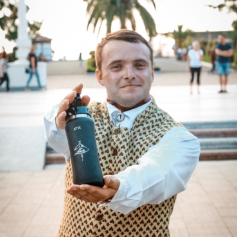 Gruzijas impresijas - Borjomi ik uz stūra, sirdssilti cilvēki, gardi ēdieni un elpu aizraujoši dabas skati - tāda bija mūsu Gruzija. Mīļa, mazliet neizprotama, bet viennozīmīgi neaizmirstama! TDA Līgo jūnija beigās devās piedzīvojumā, no kura mājās atveda 1. vietu Vispasaules tautu deju olimpiādē "New life 2017", aiz sevis atstājot vairāk nekā 1 200 dalībniekus no 10 Pasaules valstīm! Foto: Artūrs Vanags