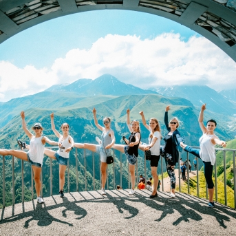 Gruzijas impresijas - Borjomi ik uz stūra, sirdssilti cilvēki, gardi ēdieni un elpu aizraujoši dabas skati - tāda bija mūsu Gruzija. Mīļa, mazliet neizprotama, bet viennozīmīgi neaizmirstama! TDA Līgo jūnija beigās devās piedzīvojumā, no kura mājās atveda 1. vietu Vispasaules tautu deju olimpiādē "New life 2017", aiz sevis atstājot vairāk nekā 1 200 dalībniekus no 10 Pasaules valstīm! Foto: Artūrs Vanags