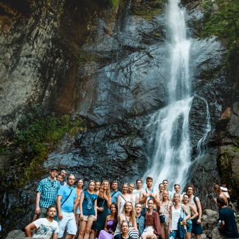 Gruzijas impresijas - Borjomi ik uz stūra, sirdssilti cilvēki, gardi ēdieni un elpu aizraujoši dabas skati - tāda bija mūsu Gruzija. Mīļa, mazliet neizprotama, bet viennozīmīgi neaizmirstama! TDA Līgo jūnija beigās devās piedzīvojumā, no kura mājās atveda 1. vietu Vispasaules tautu deju olimpiādē "New life 2017", aiz sevis atstājot vairāk nekā 1 200 dalībniekus no 10 Pasaules valstīm! Foto: Artūrs Vanags