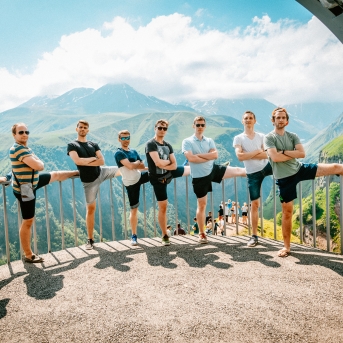 Gruzijas impresijas - Borjomi ik uz stūra, sirdssilti cilvēki, gardi ēdieni un elpu aizraujoši dabas skati - tāda bija mūsu Gruzija. Mīļa, mazliet neizprotama, bet viennozīmīgi neaizmirstama! TDA Līgo jūnija beigās devās piedzīvojumā, no kura mājās atveda 1. vietu Vispasaules tautu deju olimpiādē "New life 2017", aiz sevis atstājot vairāk nekā 1 200 dalībniekus no 10 Pasaules valstīm! Foto: Artūrs Vanags