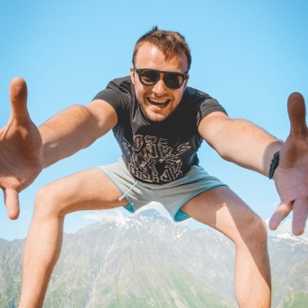 Gruzijas impresijas - Borjomi ik uz stūra, sirdssilti cilvēki, gardi ēdieni un elpu aizraujoši dabas skati - tāda bija mūsu Gruzija. Mīļa, mazliet neizprotama, bet viennozīmīgi neaizmirstama! TDA Līgo jūnija beigās devās piedzīvojumā, no kura mājās atveda 1. vietu Vispasaules tautu deju olimpiādē "New life 2017", aiz sevis atstājot vairāk nekā 1 200 dalībniekus no 10 Pasaules valstīm! Foto: Artūrs Vanags