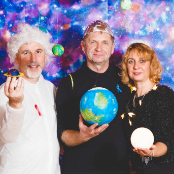 Līgo iesvētības. Pilnīgs kosmoss. - Ar lidojumam labvēlīgu laiku ir pacēlies Līgo iesvētību kosmosa kuģis un uzņemti jaunie Līgo biedri.
Pirmo reizi Jānis Purviņš pasniedza ceļojošās balvas - dzīvības koka auseklīšus - četrās nominācijās:

> Labākā dejotāja Agnese Ļebedina
> Labākais dejotājs Andis Lagzdiņš
> Gada pārsteigums Roberts Zvīdris
> Līgo dvēsele Dārta Apsīte