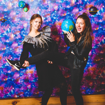 Līgo iesvētības. Pilnīgs kosmoss. - Ar lidojumam labvēlīgu laiku ir pacēlies Līgo iesvētību kosmosa kuģis un uzņemti jaunie Līgo biedri.
Pirmo reizi Jānis Purviņš pasniedza ceļojošās balvas - dzīvības koka auseklīšus - četrās nominācijās:

> Labākā dejotāja Agnese Ļebedina
> Labākais dejotājs Andis Lagzdiņš
> Gada pārsteigums Roberts Zvīdris
> Līgo dvēsele Dārta Apsīte