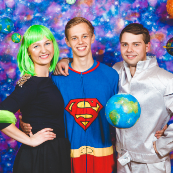 Līgo iesvētības. Pilnīgs kosmoss. - Ar lidojumam labvēlīgu laiku ir pacēlies Līgo iesvētību kosmosa kuģis un uzņemti jaunie Līgo biedri.
Pirmo reizi Jānis Purviņš pasniedza ceļojošās balvas - dzīvības koka auseklīšus - četrās nominācijās:

> Labākā dejotāja Agnese Ļebedina
> Labākais dejotājs Andis Lagzdiņš
> Gada pārsteigums Roberts Zvīdris
> Līgo dvēsele Dārta Apsīte