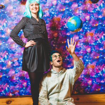 Līgo iesvētības. Pilnīgs kosmoss. - Ar lidojumam labvēlīgu laiku ir pacēlies Līgo iesvētību kosmosa kuģis un uzņemti jaunie Līgo biedri.
Pirmo reizi Jānis Purviņš pasniedza ceļojošās balvas - dzīvības koka auseklīšus - četrās nominācijās:

> Labākā dejotāja Agnese Ļebedina
> Labākais dejotājs Andis Lagzdiņš
> Gada pārsteigums Roberts Zvīdris
> Līgo dvēsele Dārta Apsīte