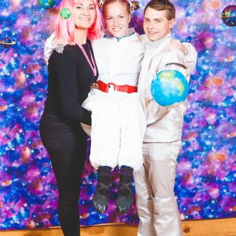 Līgo iesvētības. Pilnīgs kosmoss. - Ar lidojumam labvēlīgu laiku ir pacēlies Līgo iesvētību kosmosa kuģis un uzņemti jaunie Līgo biedri.
Pirmo reizi Jānis Purviņš pasniedza ceļojošās balvas - dzīvības koka auseklīšus - četrās nominācijās:

> Labākā dejotāja Agnese Ļebedina
> Labākais dejotājs Andis Lagzdiņš
> Gada pārsteigums Roberts Zvīdris
> Līgo dvēsele Dārta Apsīte