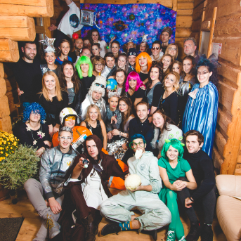 Līgo iesvētības. Pilnīgs kosmoss. - Ar lidojumam labvēlīgu laiku ir pacēlies Līgo iesvētību kosmosa kuģis un uzņemti jaunie Līgo biedri.
Pirmo reizi Jānis Purviņš pasniedza ceļojošās balvas - dzīvības koka auseklīšus - četrās nominācijās:

> Labākā dejotāja Agnese Ļebedina
> Labākais dejotājs Andis Lagzdiņš
> Gada pārsteigums Roberts Zvīdris
> Līgo dvēsele Dārta Apsīte