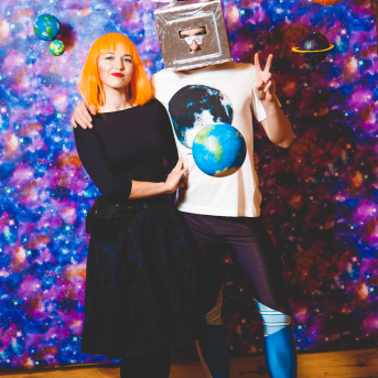 Līgo iesvētības. Pilnīgs kosmoss. - Ar lidojumam labvēlīgu laiku ir pacēlies Līgo iesvētību kosmosa kuģis un uzņemti jaunie Līgo biedri.
Pirmo reizi Jānis Purviņš pasniedza ceļojošās balvas - dzīvības koka auseklīšus - četrās nominācijās:

> Labākā dejotāja Agnese Ļebedina
> Labākais dejotājs Andis Lagzdiņš
> Gada pārsteigums Roberts Zvīdris
> Līgo dvēsele Dārta Apsīte