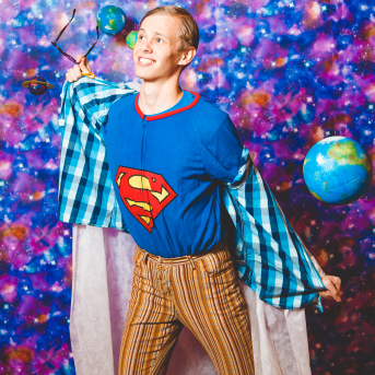 Līgo iesvētības. Pilnīgs kosmoss. - Ar lidojumam labvēlīgu laiku ir pacēlies Līgo iesvētību kosmosa kuģis un uzņemti jaunie Līgo biedri.
Pirmo reizi Jānis Purviņš pasniedza ceļojošās balvas - dzīvības koka auseklīšus - četrās nominācijās:

> Labākā dejotāja Agnese Ļebedina
> Labākais dejotājs Andis Lagzdiņš
> Gada pārsteigums Roberts Zvīdris
> Līgo dvēsele Dārta Apsīte