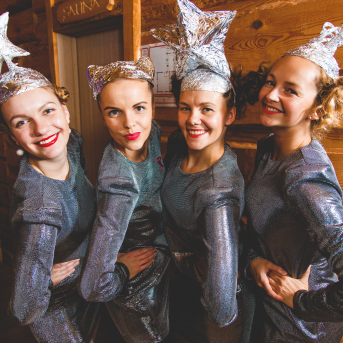 Līgo iesvētības. Pilnīgs kosmoss. - Ar lidojumam labvēlīgu laiku ir pacēlies Līgo iesvētību kosmosa kuģis un uzņemti jaunie Līgo biedri.
Pirmo reizi Jānis Purviņš pasniedza ceļojošās balvas - dzīvības koka auseklīšus - četrās nominācijās:

> Labākā dejotāja Agnese Ļebedina
> Labākais dejotājs Andis Lagzdiņš
> Gada pārsteigums Roberts Zvīdris
> Līgo dvēsele Dārta Apsīte