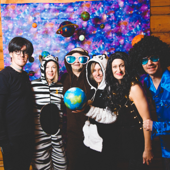 Līgo iesvētības. Pilnīgs kosmoss. - Ar lidojumam labvēlīgu laiku ir pacēlies Līgo iesvētību kosmosa kuģis un uzņemti jaunie Līgo biedri.
Pirmo reizi Jānis Purviņš pasniedza ceļojošās balvas - dzīvības koka auseklīšus - četrās nominācijās:

> Labākā dejotāja Agnese Ļebedina
> Labākais dejotājs Andis Lagzdiņš
> Gada pārsteigums Roberts Zvīdris
> Līgo dvēsele Dārta Apsīte