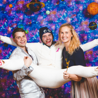 Līgo iesvētības. Pilnīgs kosmoss. - Ar lidojumam labvēlīgu laiku ir pacēlies Līgo iesvētību kosmosa kuģis un uzņemti jaunie Līgo biedri.
Pirmo reizi Jānis Purviņš pasniedza ceļojošās balvas - dzīvības koka auseklīšus - četrās nominācijās:

> Labākā dejotāja Agnese Ļebedina
> Labākais dejotājs Andis Lagzdiņš
> Gada pārsteigums Roberts Zvīdris
> Līgo dvēsele Dārta Apsīte