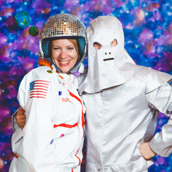 Līgo iesvētības. Pilnīgs kosmoss. - Ar lidojumam labvēlīgu laiku ir pacēlies Līgo iesvētību kosmosa kuģis un uzņemti jaunie Līgo biedri.
Pirmo reizi Jānis Purviņš pasniedza ceļojošās balvas - dzīvības koka auseklīšus - četrās nominācijās:

> Labākā dejotāja Agnese Ļebedina
> Labākais dejotājs Andis Lagzdiņš
> Gada pārsteigums Roberts Zvīdris
> Līgo dvēsele Dārta Apsīte