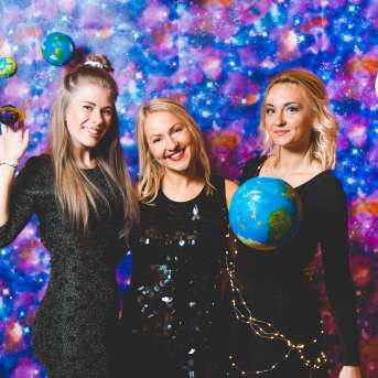 Līgo iesvētības. Pilnīgs kosmoss. - Ar lidojumam labvēlīgu laiku ir pacēlies Līgo iesvētību kosmosa kuģis un uzņemti jaunie Līgo biedri.
Pirmo reizi Jānis Purviņš pasniedza ceļojošās balvas - dzīvības koka auseklīšus - četrās nominācijās:

> Labākā dejotāja Agnese Ļebedina
> Labākais dejotājs Andis Lagzdiņš
> Gada pārsteigums Roberts Zvīdris
> Līgo dvēsele Dārta Apsīte