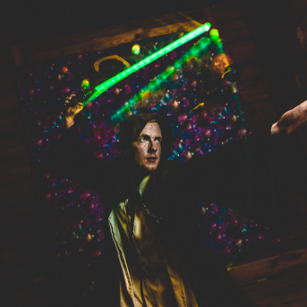 Līgo iesvētības. Pilnīgs kosmoss. - Ar lidojumam labvēlīgu laiku ir pacēlies Līgo iesvētību kosmosa kuģis un uzņemti jaunie Līgo biedri.
Pirmo reizi Jānis Purviņš pasniedza ceļojošās balvas - dzīvības koka auseklīšus - četrās nominācijās:

> Labākā dejotāja Agnese Ļebedina
> Labākais dejotājs Andis Lagzdiņš
> Gada pārsteigums Roberts Zvīdris
> Līgo dvēsele Dārta Apsīte