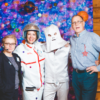 Līgo iesvētības. Pilnīgs kosmoss. - Ar lidojumam labvēlīgu laiku ir pacēlies Līgo iesvētību kosmosa kuģis un uzņemti jaunie Līgo biedri.
Pirmo reizi Jānis Purviņš pasniedza ceļojošās balvas - dzīvības koka auseklīšus - četrās nominācijās:

> Labākā dejotāja Agnese Ļebedina
> Labākais dejotājs Andis Lagzdiņš
> Gada pārsteigums Roberts Zvīdris
> Līgo dvēsele Dārta Apsīte