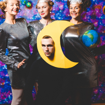 Līgo iesvētības. Pilnīgs kosmoss. - Ar lidojumam labvēlīgu laiku ir pacēlies Līgo iesvētību kosmosa kuģis un uzņemti jaunie Līgo biedri.
Pirmo reizi Jānis Purviņš pasniedza ceļojošās balvas - dzīvības koka auseklīšus - četrās nominācijās:

> Labākā dejotāja Agnese Ļebedina
> Labākais dejotājs Andis Lagzdiņš
> Gada pārsteigums Roberts Zvīdris
> Līgo dvēsele Dārta Apsīte