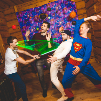 Līgo iesvētības. Pilnīgs kosmoss. - Ar lidojumam labvēlīgu laiku ir pacēlies Līgo iesvētību kosmosa kuģis un uzņemti jaunie Līgo biedri.
Pirmo reizi Jānis Purviņš pasniedza ceļojošās balvas - dzīvības koka auseklīšus - četrās nominācijās:

> Labākā dejotāja Agnese Ļebedina
> Labākais dejotājs Andis Lagzdiņš
> Gada pārsteigums Roberts Zvīdris
> Līgo dvēsele Dārta Apsīte