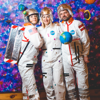 Līgo iesvētības. Pilnīgs kosmoss. - Ar lidojumam labvēlīgu laiku ir pacēlies Līgo iesvētību kosmosa kuģis un uzņemti jaunie Līgo biedri.
Pirmo reizi Jānis Purviņš pasniedza ceļojošās balvas - dzīvības koka auseklīšus - četrās nominācijās:

> Labākā dejotāja Agnese Ļebedina
> Labākais dejotājs Andis Lagzdiņš
> Gada pārsteigums Roberts Zvīdris
> Līgo dvēsele Dārta Apsīte