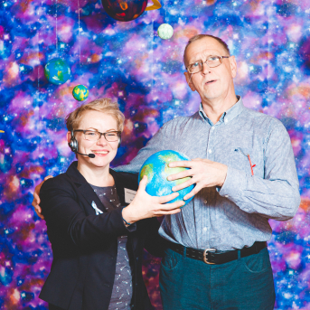 Līgo iesvētības. Pilnīgs kosmoss. - Ar lidojumam labvēlīgu laiku ir pacēlies Līgo iesvētību kosmosa kuģis un uzņemti jaunie Līgo biedri.
Pirmo reizi Jānis Purviņš pasniedza ceļojošās balvas - dzīvības koka auseklīšus - četrās nominācijās:

> Labākā dejotāja Agnese Ļebedina
> Labākais dejotājs Andis Lagzdiņš
> Gada pārsteigums Roberts Zvīdris
> Līgo dvēsele Dārta Apsīte