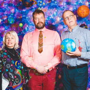 Līgo iesvētības. Pilnīgs kosmoss. - Ar lidojumam labvēlīgu laiku ir pacēlies Līgo iesvētību kosmosa kuģis un uzņemti jaunie Līgo biedri.
Pirmo reizi Jānis Purviņš pasniedza ceļojošās balvas - dzīvības koka auseklīšus - četrās nominācijās:

> Labākā dejotāja Agnese Ļebedina
> Labākais dejotājs Andis Lagzdiņš
> Gada pārsteigums Roberts Zvīdris
> Līgo dvēsele Dārta Apsīte