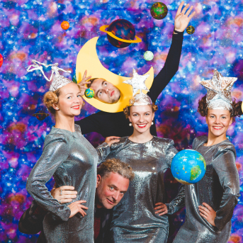 Līgo iesvētības. Pilnīgs kosmoss. - Ar lidojumam labvēlīgu laiku ir pacēlies Līgo iesvētību kosmosa kuģis un uzņemti jaunie Līgo biedri.
Pirmo reizi Jānis Purviņš pasniedza ceļojošās balvas - dzīvības koka auseklīšus - četrās nominācijās:

> Labākā dejotāja Agnese Ļebedina
> Labākais dejotājs Andis Lagzdiņš
> Gada pārsteigums Roberts Zvīdris
> Līgo dvēsele Dārta Apsīte