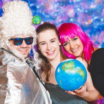 Līgo iesvētības. Pilnīgs kosmoss. - Ar lidojumam labvēlīgu laiku ir pacēlies Līgo iesvētību kosmosa kuģis un uzņemti jaunie Līgo biedri.
Pirmo reizi Jānis Purviņš pasniedza ceļojošās balvas - dzīvības koka auseklīšus - četrās nominācijās:

> Labākā dejotāja Agnese Ļebedina
> Labākais dejotājs Andis Lagzdiņš
> Gada pārsteigums Roberts Zvīdris
> Līgo dvēsele Dārta Apsīte