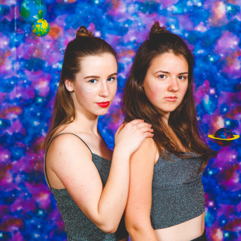 Līgo iesvētības. Pilnīgs kosmoss. - Ar lidojumam labvēlīgu laiku ir pacēlies Līgo iesvētību kosmosa kuģis un uzņemti jaunie Līgo biedri.
Pirmo reizi Jānis Purviņš pasniedza ceļojošās balvas - dzīvības koka auseklīšus - četrās nominācijās:

> Labākā dejotāja Agnese Ļebedina
> Labākais dejotājs Andis Lagzdiņš
> Gada pārsteigums Roberts Zvīdris
> Līgo dvēsele Dārta Apsīte