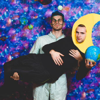 Līgo iesvētības. Pilnīgs kosmoss. - Ar lidojumam labvēlīgu laiku ir pacēlies Līgo iesvētību kosmosa kuģis un uzņemti jaunie Līgo biedri.
Pirmo reizi Jānis Purviņš pasniedza ceļojošās balvas - dzīvības koka auseklīšus - četrās nominācijās:

> Labākā dejotāja Agnese Ļebedina
> Labākais dejotājs Andis Lagzdiņš
> Gada pārsteigums Roberts Zvīdris
> Līgo dvēsele Dārta Apsīte