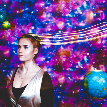 Līgo iesvētības. Pilnīgs kosmoss. - Ar lidojumam labvēlīgu laiku ir pacēlies Līgo iesvētību kosmosa kuģis un uzņemti jaunie Līgo biedri.
Pirmo reizi Jānis Purviņš pasniedza ceļojošās balvas - dzīvības koka auseklīšus - četrās nominācijās:

> Labākā dejotāja Agnese Ļebedina
> Labākais dejotājs Andis Lagzdiņš
> Gada pārsteigums Roberts Zvīdris
> Līgo dvēsele Dārta Apsīte