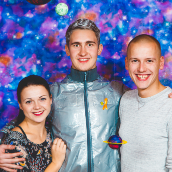 Līgo iesvētības. Pilnīgs kosmoss. - Ar lidojumam labvēlīgu laiku ir pacēlies Līgo iesvētību kosmosa kuģis un uzņemti jaunie Līgo biedri.
Pirmo reizi Jānis Purviņš pasniedza ceļojošās balvas - dzīvības koka auseklīšus - četrās nominācijās:

> Labākā dejotāja Agnese Ļebedina
> Labākais dejotājs Andis Lagzdiņš
> Gada pārsteigums Roberts Zvīdris
> Līgo dvēsele Dārta Apsīte