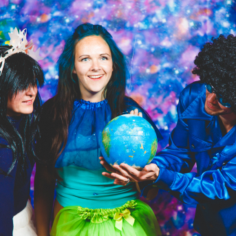 Līgo iesvētības. Pilnīgs kosmoss. - Ar lidojumam labvēlīgu laiku ir pacēlies Līgo iesvētību kosmosa kuģis un uzņemti jaunie Līgo biedri.
Pirmo reizi Jānis Purviņš pasniedza ceļojošās balvas - dzīvības koka auseklīšus - četrās nominācijās:

> Labākā dejotāja Agnese Ļebedina
> Labākais dejotājs Andis Lagzdiņš
> Gada pārsteigums Roberts Zvīdris
> Līgo dvēsele Dārta Apsīte