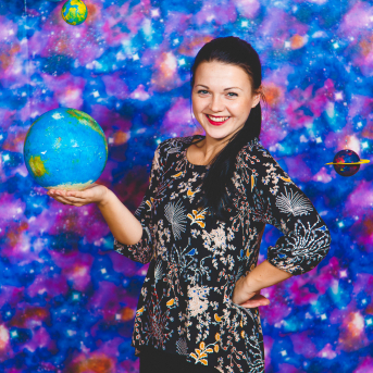 Līgo iesvētības. Pilnīgs kosmoss. - Ar lidojumam labvēlīgu laiku ir pacēlies Līgo iesvētību kosmosa kuģis un uzņemti jaunie Līgo biedri.
Pirmo reizi Jānis Purviņš pasniedza ceļojošās balvas - dzīvības koka auseklīšus - četrās nominācijās:

> Labākā dejotāja Agnese Ļebedina
> Labākais dejotājs Andis Lagzdiņš
> Gada pārsteigums Roberts Zvīdris
> Līgo dvēsele Dārta Apsīte