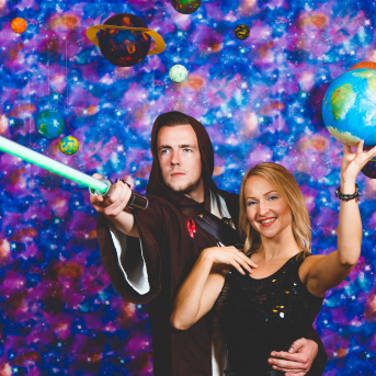 Līgo iesvētības. Pilnīgs kosmoss. - Ar lidojumam labvēlīgu laiku ir pacēlies Līgo iesvētību kosmosa kuģis un uzņemti jaunie Līgo biedri.
Pirmo reizi Jānis Purviņš pasniedza ceļojošās balvas - dzīvības koka auseklīšus - četrās nominācijās:

> Labākā dejotāja Agnese Ļebedina
> Labākais dejotājs Andis Lagzdiņš
> Gada pārsteigums Roberts Zvīdris
> Līgo dvēsele Dārta Apsīte