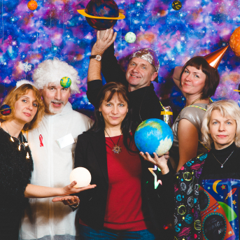 Līgo iesvētības. Pilnīgs kosmoss. - Ar lidojumam labvēlīgu laiku ir pacēlies Līgo iesvētību kosmosa kuģis un uzņemti jaunie Līgo biedri.
Pirmo reizi Jānis Purviņš pasniedza ceļojošās balvas - dzīvības koka auseklīšus - četrās nominācijās:

> Labākā dejotāja Agnese Ļebedina
> Labākais dejotājs Andis Lagzdiņš
> Gada pārsteigums Roberts Zvīdris
> Līgo dvēsele Dārta Apsīte