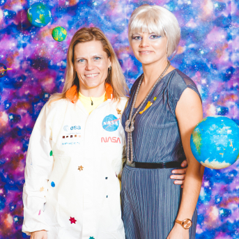 Līgo iesvētības. Pilnīgs kosmoss. - Ar lidojumam labvēlīgu laiku ir pacēlies Līgo iesvētību kosmosa kuģis un uzņemti jaunie Līgo biedri.
Pirmo reizi Jānis Purviņš pasniedza ceļojošās balvas - dzīvības koka auseklīšus - četrās nominācijās:

> Labākā dejotāja Agnese Ļebedina
> Labākais dejotājs Andis Lagzdiņš
> Gada pārsteigums Roberts Zvīdris
> Līgo dvēsele Dārta Apsīte