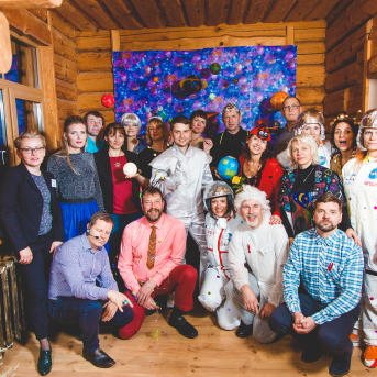 Līgo iesvētības. Pilnīgs kosmoss. - Ar lidojumam labvēlīgu laiku ir pacēlies Līgo iesvētību kosmosa kuģis un uzņemti jaunie Līgo biedri.
Pirmo reizi Jānis Purviņš pasniedza ceļojošās balvas - dzīvības koka auseklīšus - četrās nominācijās:

> Labākā dejotāja Agnese Ļebedina
> Labākais dejotājs Andis Lagzdiņš
> Gada pārsteigums Roberts Zvīdris
> Līgo dvēsele Dārta Apsīte