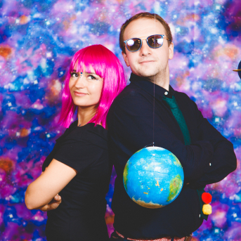 Līgo iesvētības. Pilnīgs kosmoss. - Ar lidojumam labvēlīgu laiku ir pacēlies Līgo iesvētību kosmosa kuģis un uzņemti jaunie Līgo biedri.
Pirmo reizi Jānis Purviņš pasniedza ceļojošās balvas - dzīvības koka auseklīšus - četrās nominācijās:

> Labākā dejotāja Agnese Ļebedina
> Labākais dejotājs Andis Lagzdiņš
> Gada pārsteigums Roberts Zvīdris
> Līgo dvēsele Dārta Apsīte