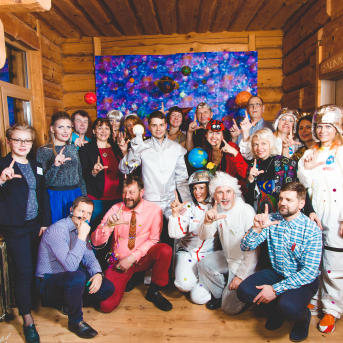 Līgo iesvētības. Pilnīgs kosmoss. - Ar lidojumam labvēlīgu laiku ir pacēlies Līgo iesvētību kosmosa kuģis un uzņemti jaunie Līgo biedri.
Pirmo reizi Jānis Purviņš pasniedza ceļojošās balvas - dzīvības koka auseklīšus - četrās nominācijās:

> Labākā dejotāja Agnese Ļebedina
> Labākais dejotājs Andis Lagzdiņš
> Gada pārsteigums Roberts Zvīdris
> Līgo dvēsele Dārta Apsīte