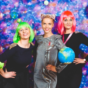 Līgo iesvētības. Pilnīgs kosmoss. - Ar lidojumam labvēlīgu laiku ir pacēlies Līgo iesvētību kosmosa kuģis un uzņemti jaunie Līgo biedri.
Pirmo reizi Jānis Purviņš pasniedza ceļojošās balvas - dzīvības koka auseklīšus - četrās nominācijās:

> Labākā dejotāja Agnese Ļebedina
> Labākais dejotājs Andis Lagzdiņš
> Gada pārsteigums Roberts Zvīdris
> Līgo dvēsele Dārta Apsīte