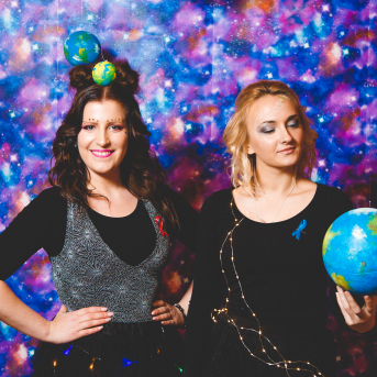 Līgo iesvētības. Pilnīgs kosmoss. - Ar lidojumam labvēlīgu laiku ir pacēlies Līgo iesvētību kosmosa kuģis un uzņemti jaunie Līgo biedri.
Pirmo reizi Jānis Purviņš pasniedza ceļojošās balvas - dzīvības koka auseklīšus - četrās nominācijās:

> Labākā dejotāja Agnese Ļebedina
> Labākais dejotājs Andis Lagzdiņš
> Gada pārsteigums Roberts Zvīdris
> Līgo dvēsele Dārta Apsīte