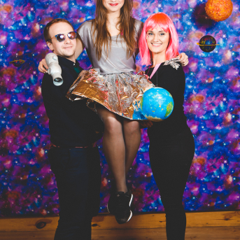 Līgo iesvētības. Pilnīgs kosmoss. - Ar lidojumam labvēlīgu laiku ir pacēlies Līgo iesvētību kosmosa kuģis un uzņemti jaunie Līgo biedri.
Pirmo reizi Jānis Purviņš pasniedza ceļojošās balvas - dzīvības koka auseklīšus - četrās nominācijās:

> Labākā dejotāja Agnese Ļebedina
> Labākais dejotājs Andis Lagzdiņš
> Gada pārsteigums Roberts Zvīdris
> Līgo dvēsele Dārta Apsīte