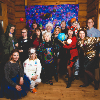 Līgo iesvētības. Pilnīgs kosmoss. - Ar lidojumam labvēlīgu laiku ir pacēlies Līgo iesvētību kosmosa kuģis un uzņemti jaunie Līgo biedri.
Pirmo reizi Jānis Purviņš pasniedza ceļojošās balvas - dzīvības koka auseklīšus - četrās nominācijās:

> Labākā dejotāja Agnese Ļebedina
> Labākais dejotājs Andis Lagzdiņš
> Gada pārsteigums Roberts Zvīdris
> Līgo dvēsele Dārta Apsīte