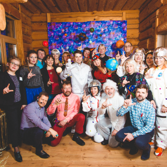 Līgo iesvētības. Pilnīgs kosmoss. - Ar lidojumam labvēlīgu laiku ir pacēlies Līgo iesvētību kosmosa kuģis un uzņemti jaunie Līgo biedri.
Pirmo reizi Jānis Purviņš pasniedza ceļojošās balvas - dzīvības koka auseklīšus - četrās nominācijās:

> Labākā dejotāja Agnese Ļebedina
> Labākais dejotājs Andis Lagzdiņš
> Gada pārsteigums Roberts Zvīdris
> Līgo dvēsele Dārta Apsīte