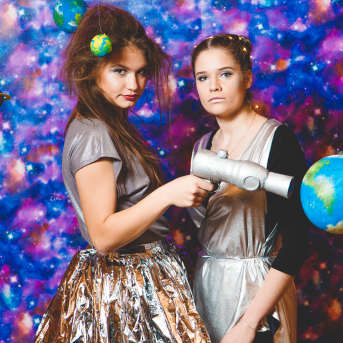 Līgo iesvētības. Pilnīgs kosmoss. - Ar lidojumam labvēlīgu laiku ir pacēlies Līgo iesvētību kosmosa kuģis un uzņemti jaunie Līgo biedri.
Pirmo reizi Jānis Purviņš pasniedza ceļojošās balvas - dzīvības koka auseklīšus - četrās nominācijās:

> Labākā dejotāja Agnese Ļebedina
> Labākais dejotājs Andis Lagzdiņš
> Gada pārsteigums Roberts Zvīdris
> Līgo dvēsele Dārta Apsīte