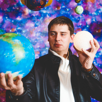 Līgo iesvētības. Pilnīgs kosmoss. - Ar lidojumam labvēlīgu laiku ir pacēlies Līgo iesvētību kosmosa kuģis un uzņemti jaunie Līgo biedri.
Pirmo reizi Jānis Purviņš pasniedza ceļojošās balvas - dzīvības koka auseklīšus - četrās nominācijās:

> Labākā dejotāja Agnese Ļebedina
> Labākais dejotājs Andis Lagzdiņš
> Gada pārsteigums Roberts Zvīdris
> Līgo dvēsele Dārta Apsīte