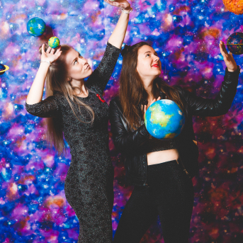 Līgo iesvētības. Pilnīgs kosmoss. - Ar lidojumam labvēlīgu laiku ir pacēlies Līgo iesvētību kosmosa kuģis un uzņemti jaunie Līgo biedri.
Pirmo reizi Jānis Purviņš pasniedza ceļojošās balvas - dzīvības koka auseklīšus - četrās nominācijās:

> Labākā dejotāja Agnese Ļebedina
> Labākais dejotājs Andis Lagzdiņš
> Gada pārsteigums Roberts Zvīdris
> Līgo dvēsele Dārta Apsīte